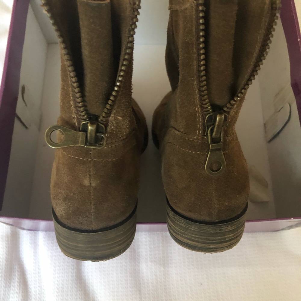 Women’s Me Too brown ankle boots size 6.5
